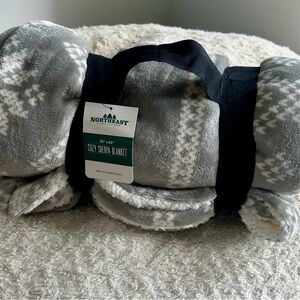 Northeast Outfitters Gray Cozy Sherpa Blanket
